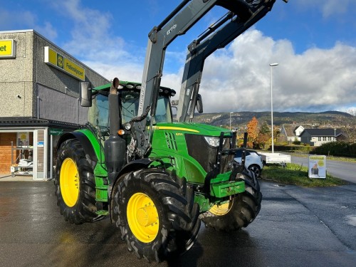 John Deere 6215R