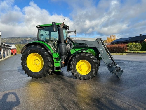 John Deere 6215R