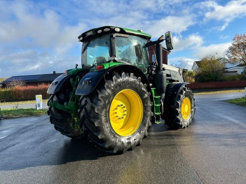 John Deere 6215R