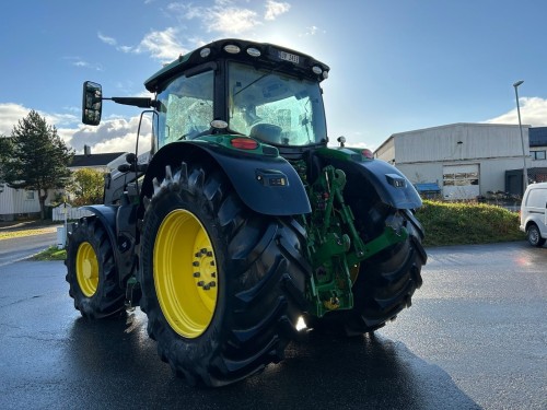 John Deere 6215R