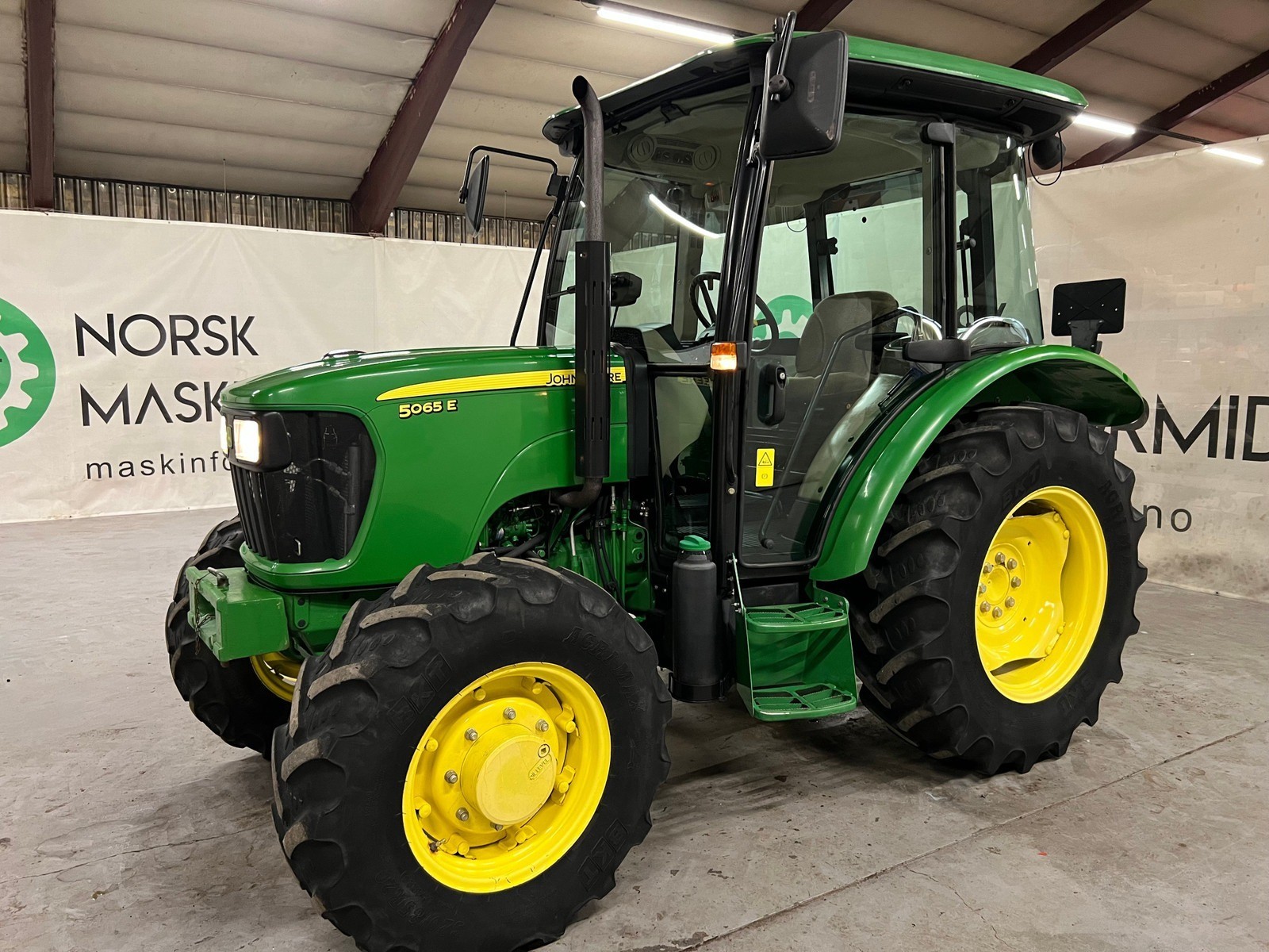 John Deere 5065E