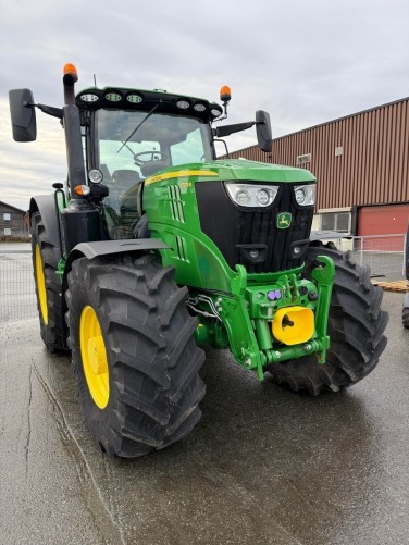 John Deere 6215R