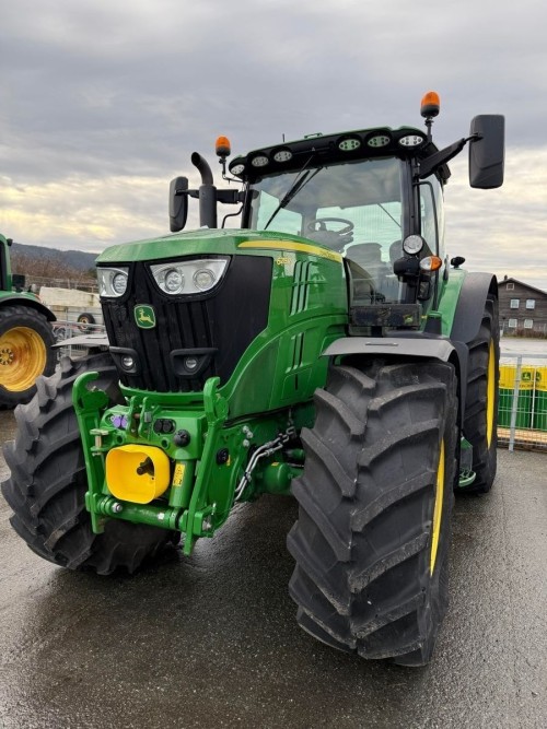 John Deere 6215R