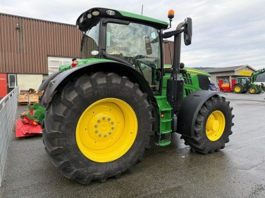 John Deere 6215R