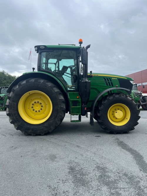 John Deere 6215R