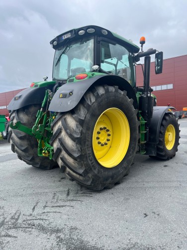 John Deere 6215R