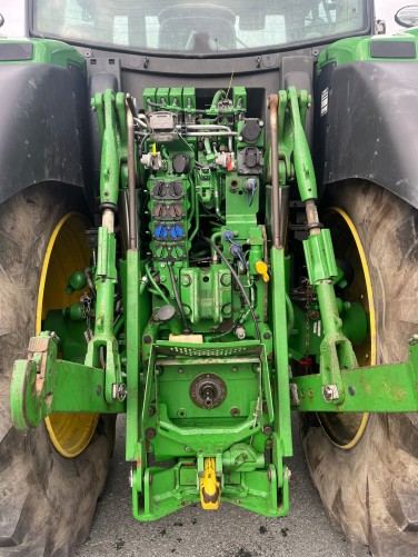 John Deere 6215R