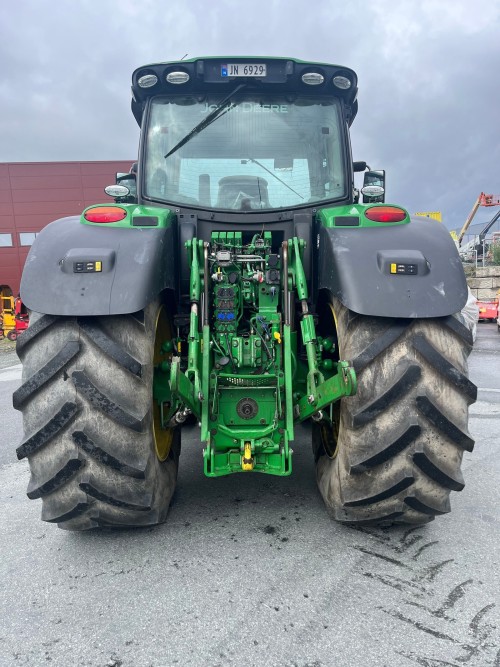 John Deere 6215R