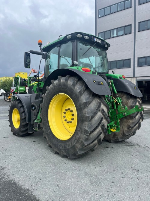 John Deere 6215R