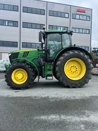 John Deere 6215R