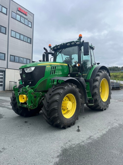 John Deere 6215R