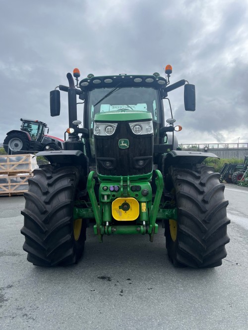 John Deere 6215R