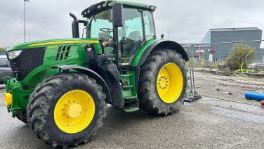 John Deere 6215R