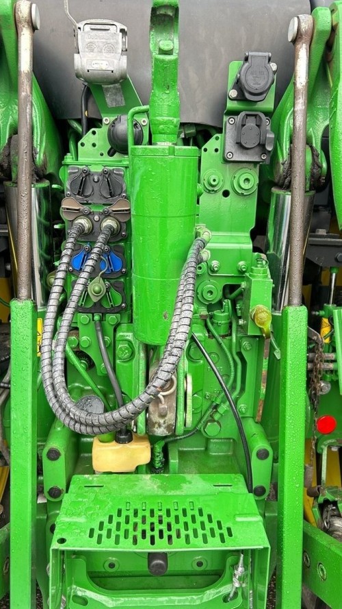 John Deere 6215R