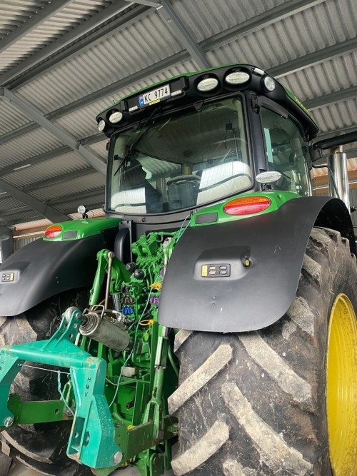 John Deere 6215R