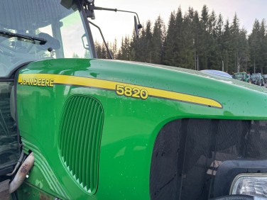 John Deere 5820