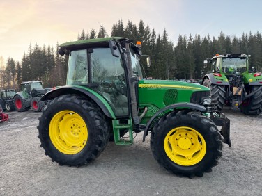 John Deere 5820