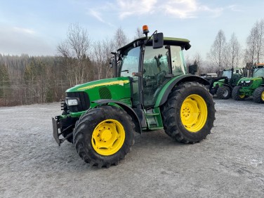 John Deere 5820