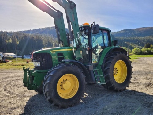 John Deere 6930