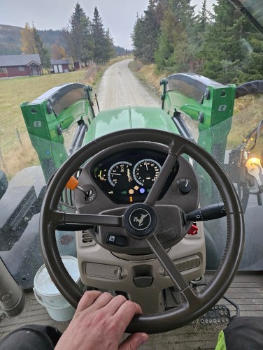 John Deere 6215R