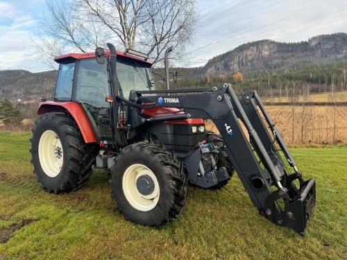 New Holland TS100 avec Trima 4.1P. Prise de force avant/hydraulique.