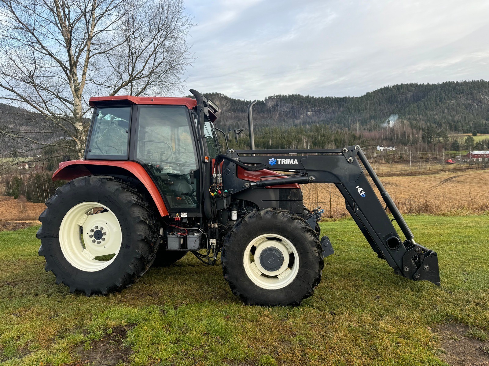 New Holland TS100 avec Trima 4.1P. Prise de force avant/hydraulique.