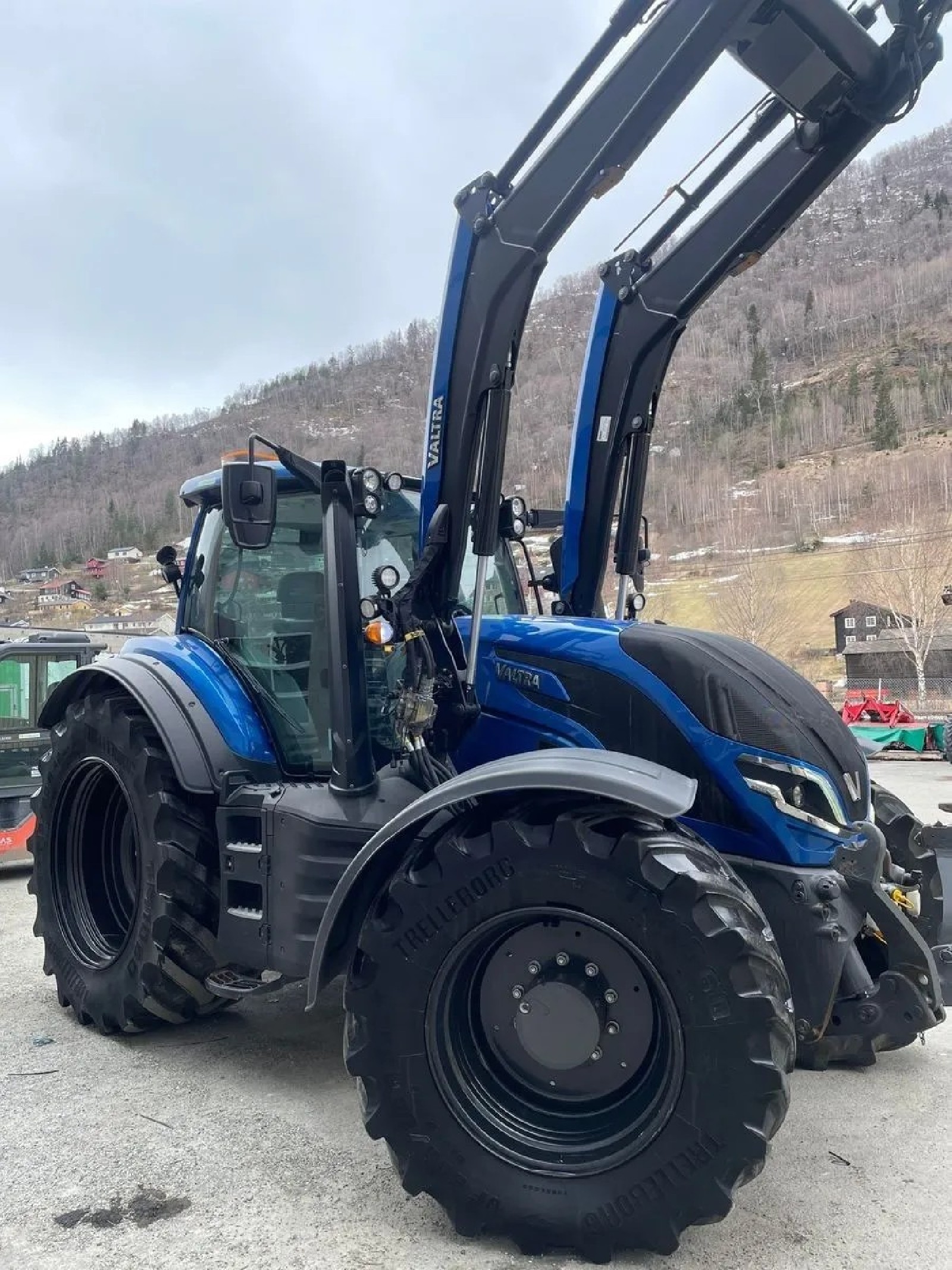 Valtra T235