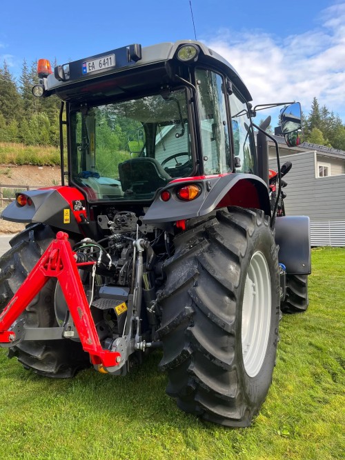 Massey Ferguson 5709M