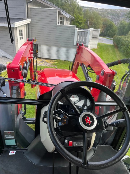 Massey Ferguson 5709M