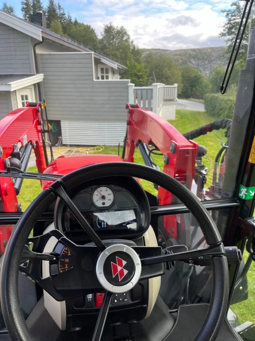 Massey Ferguson 5709M