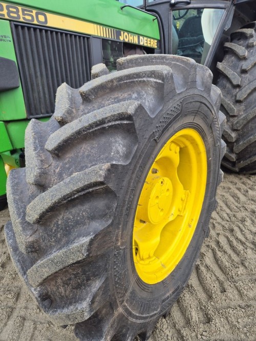 John Deere 2850