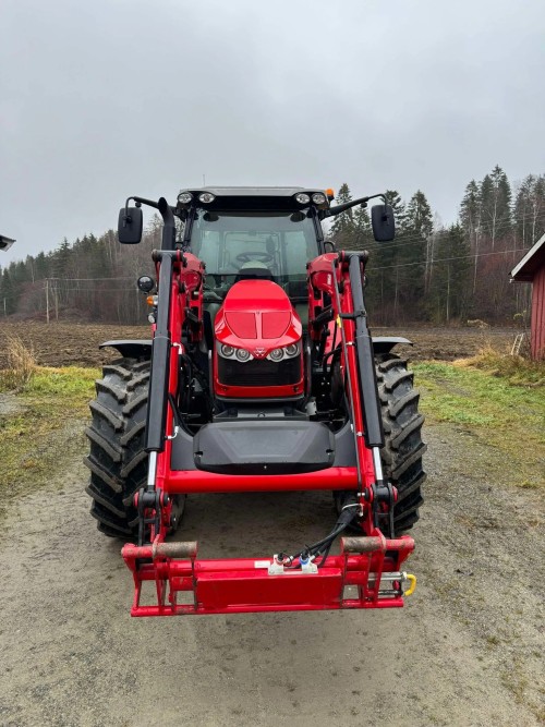 Massey Ferguson 5713SL Dyna-4