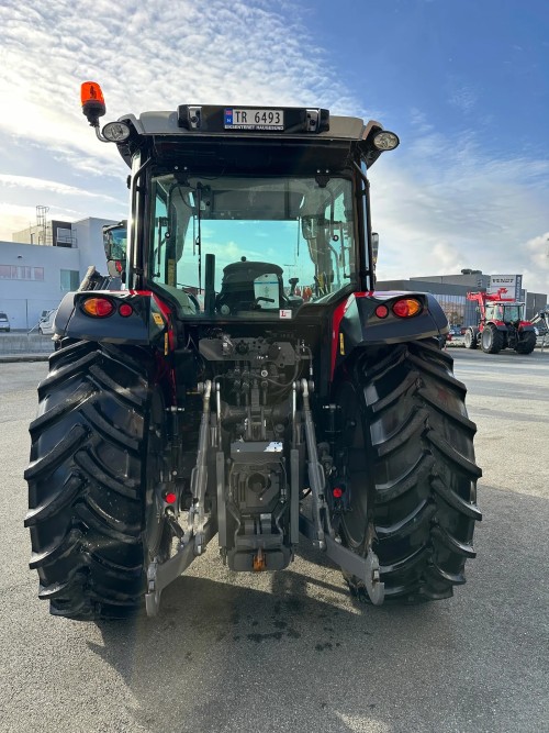 Massey Ferguson 5711M Dyna-4