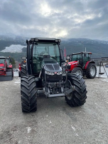 Massey Ferguson 5712S Dyna-4