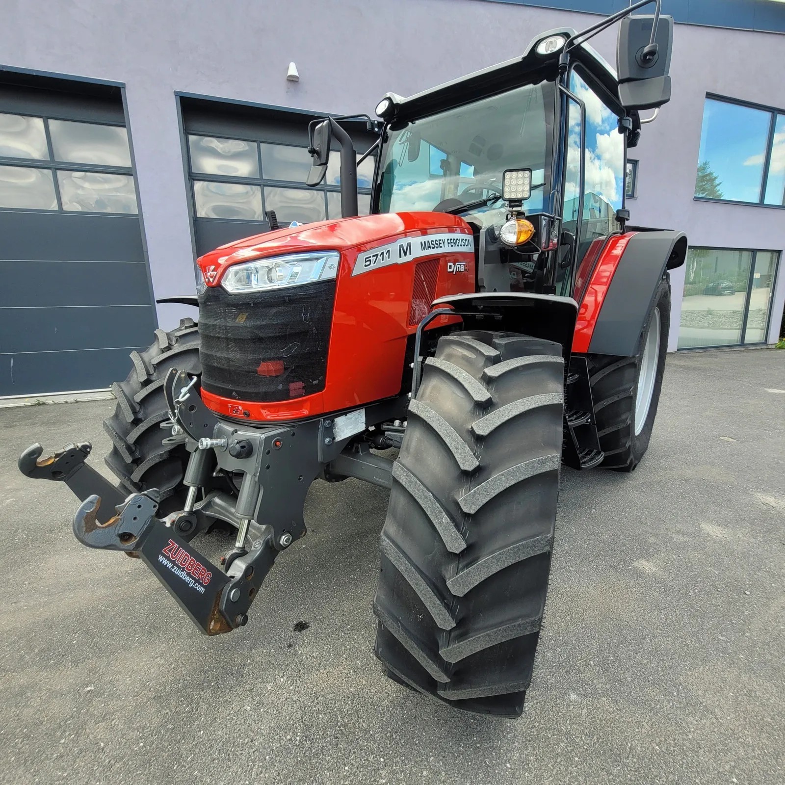 Massey Ferguson 5711M