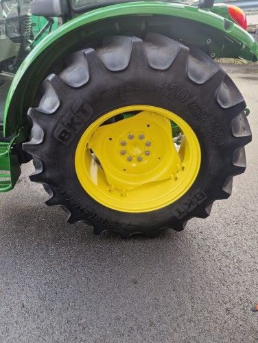 John Deere 5075E