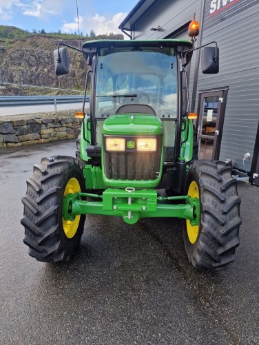 John Deere 5075E