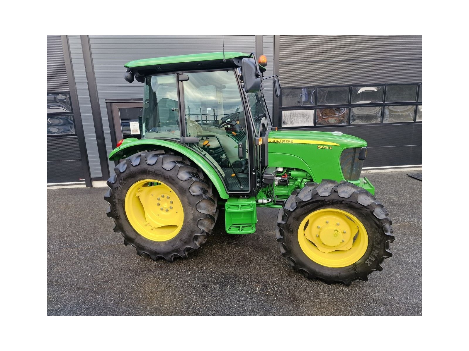 John Deere 5075E