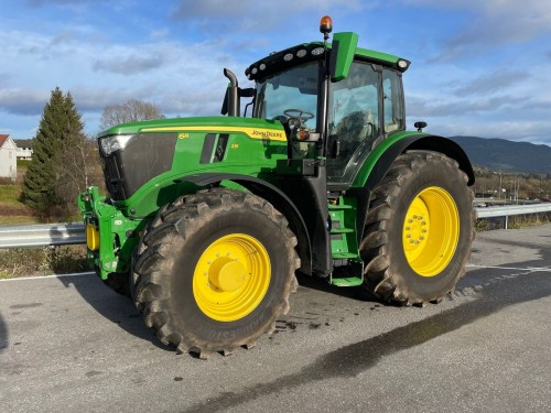 John Deere 6R 215