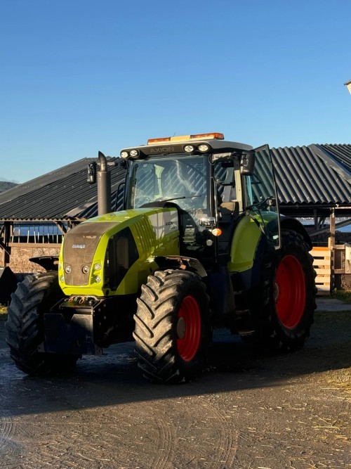 CLAAS Axion 830