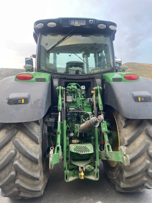 John Deere 6215R